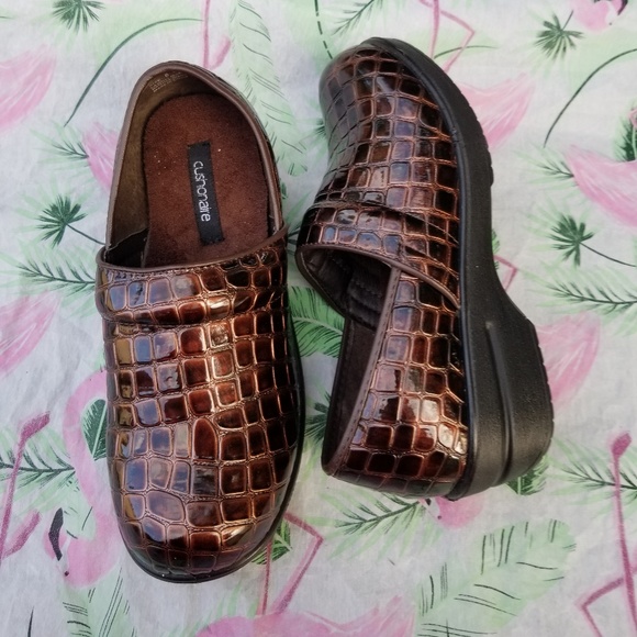 cushionaire slip on sneakers